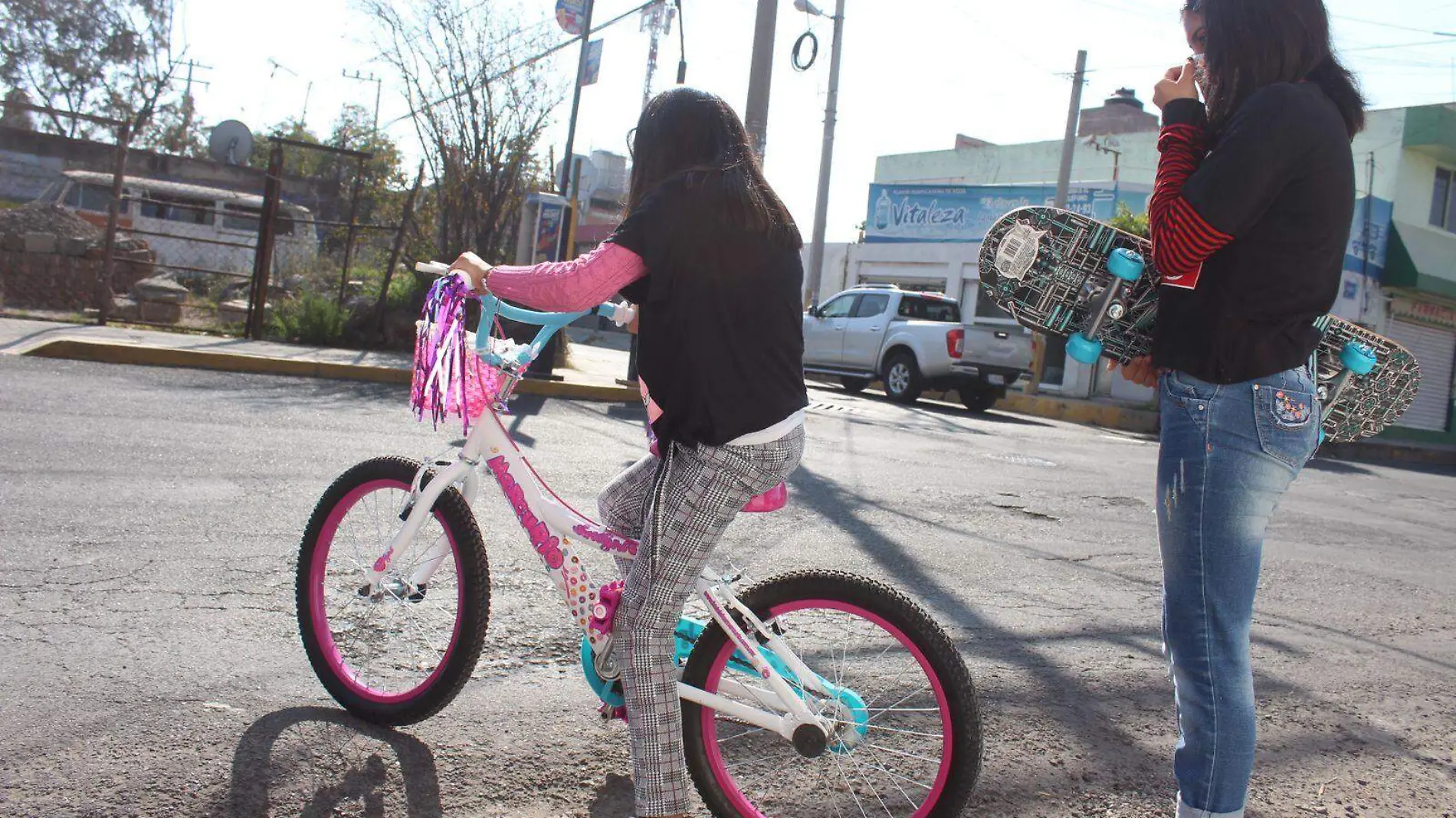 Niñas en bicicleta en la ciudad de Puebla 